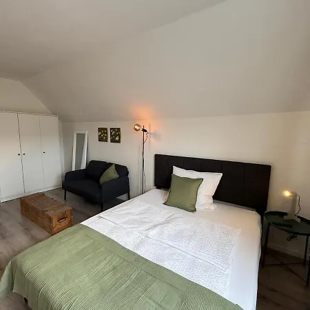 Mit 2 Schlafzimmern, Kueche Und Balkon, Nahe A2 *