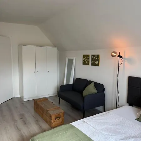 Mit 2 Schlafzimmern, Kueche Und Balkon, Nahe A2 *