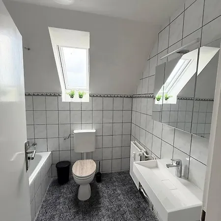 Mit 2 Schlafzimmern, Kueche Und Balkon, Nahe A2 Lägenhet
