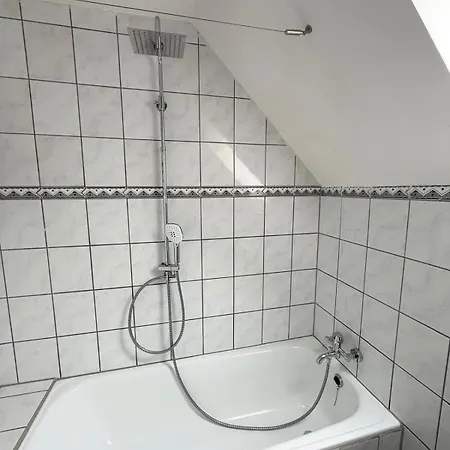 Appartement Mit 2 Schlafzimmern, Kueche Und Balkon, Nahe A2