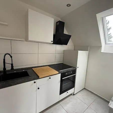 Mit 2 Schlafzimmern, Kueche Und Balkon, Nahe A2 Lägenhet *